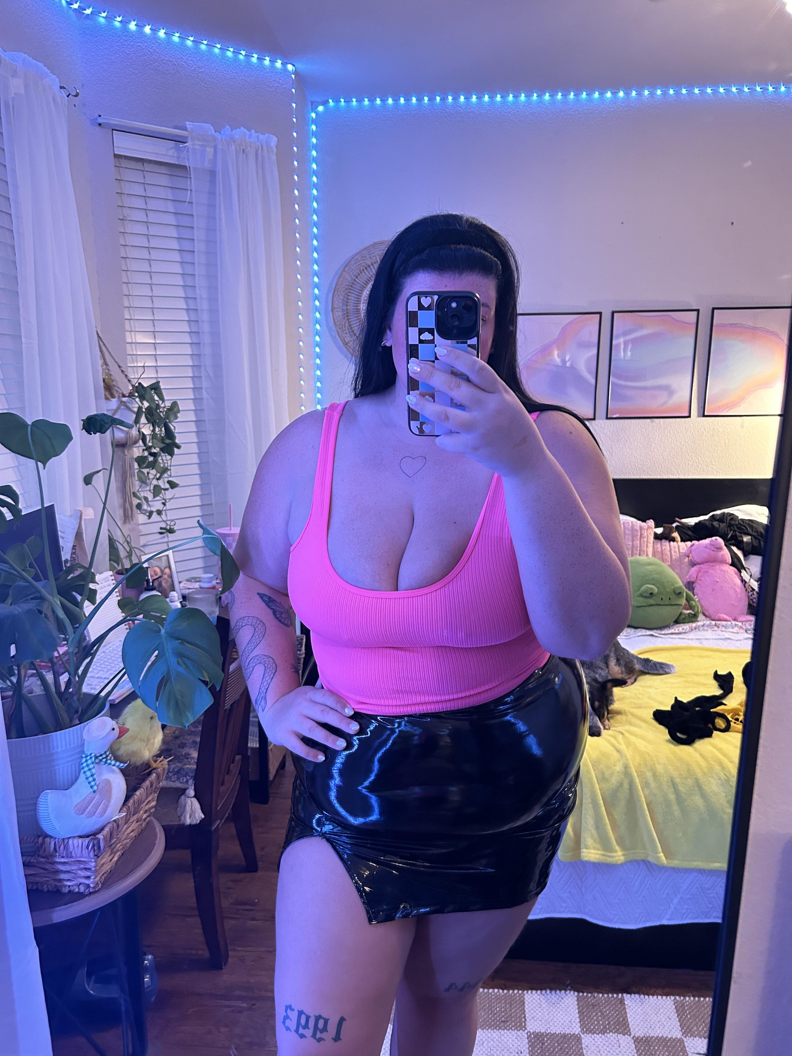 I love a latex skirt. 😩 title=
