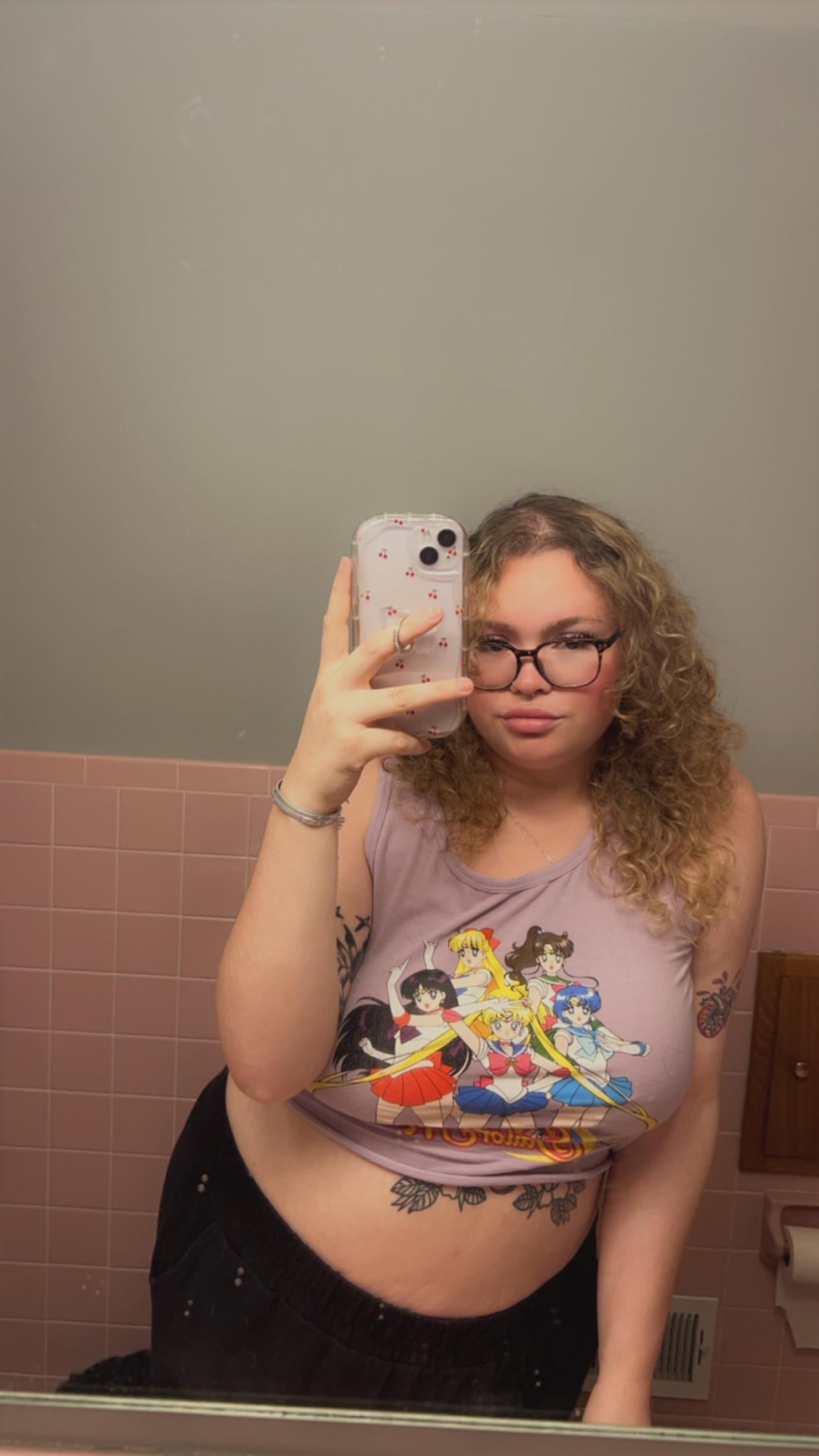 Having a baddie girlfriend is hard work 🤪 title=