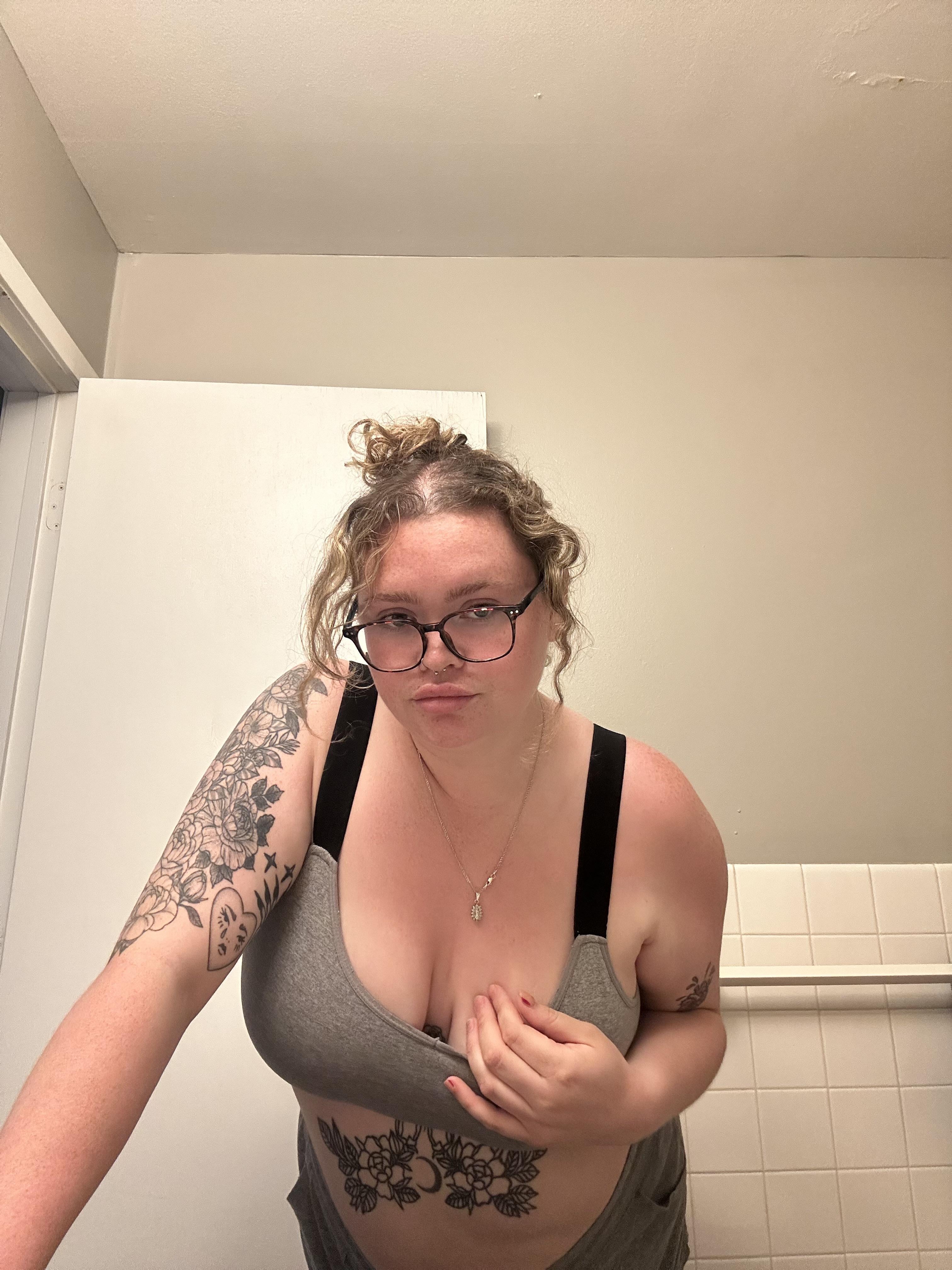Just a pretty and fat bitch 🤩 title=
