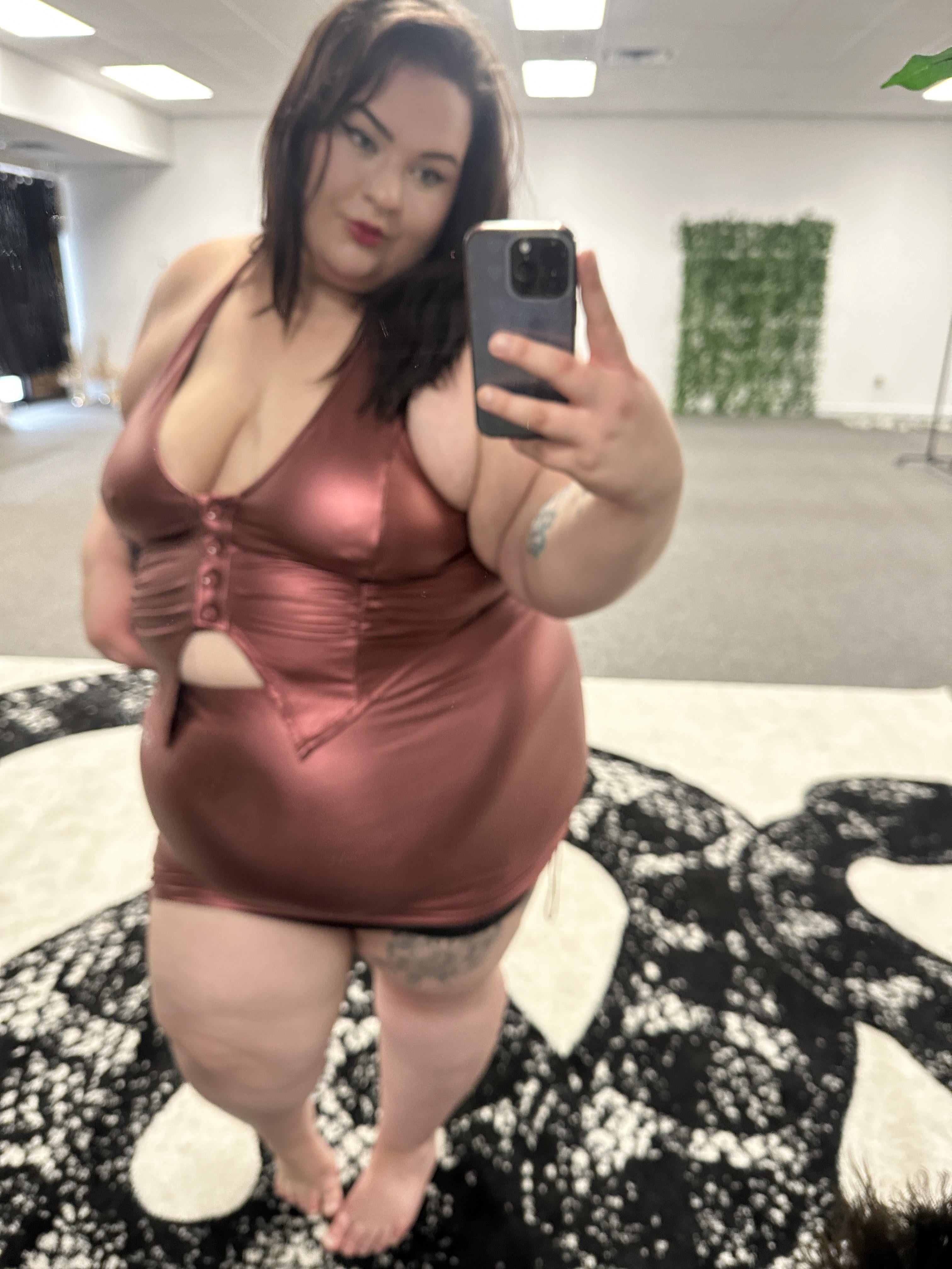 This outfit shows off all my curves 🥺🥰 title=