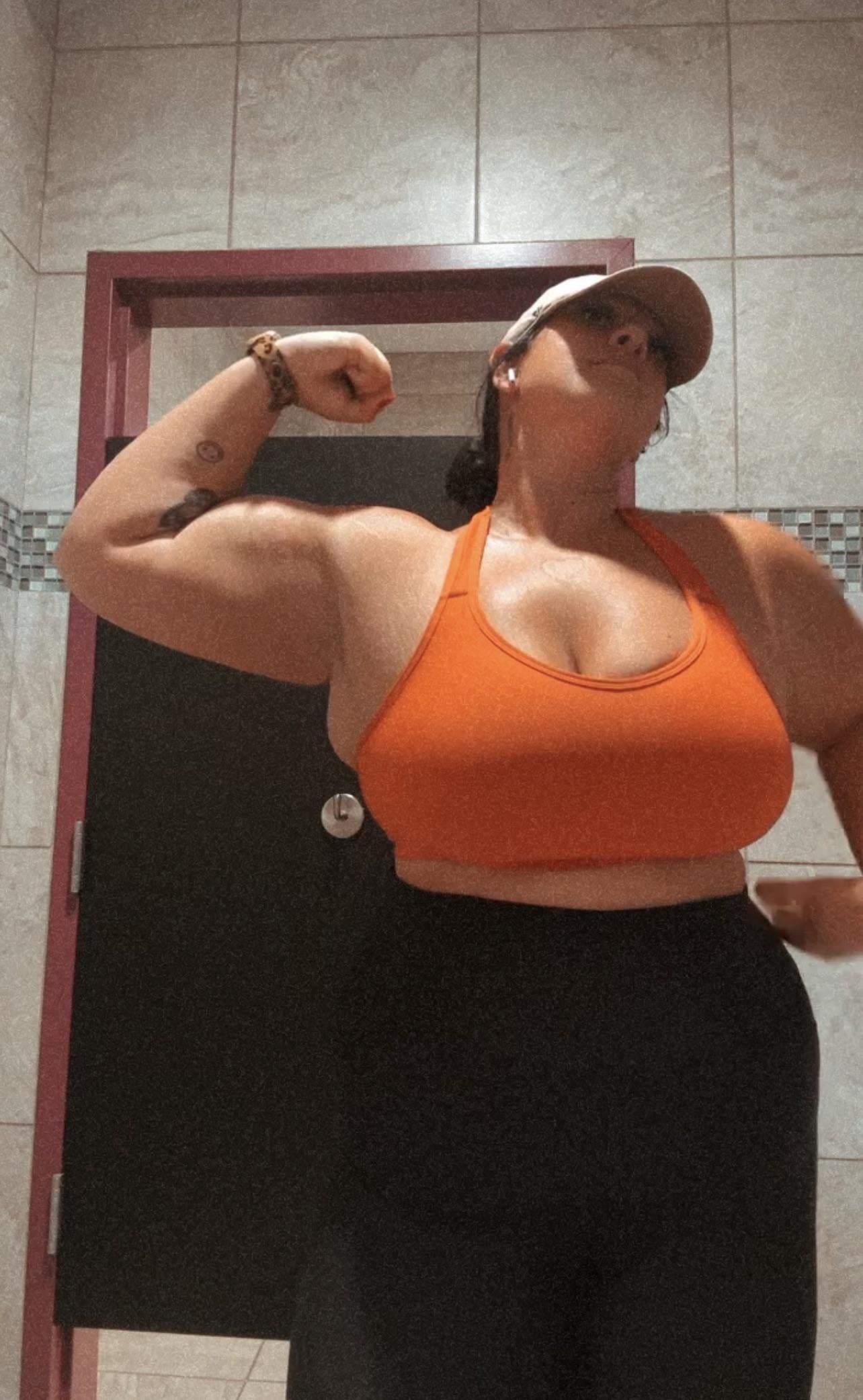 Another day, another gym selfie 💦🫨 title=