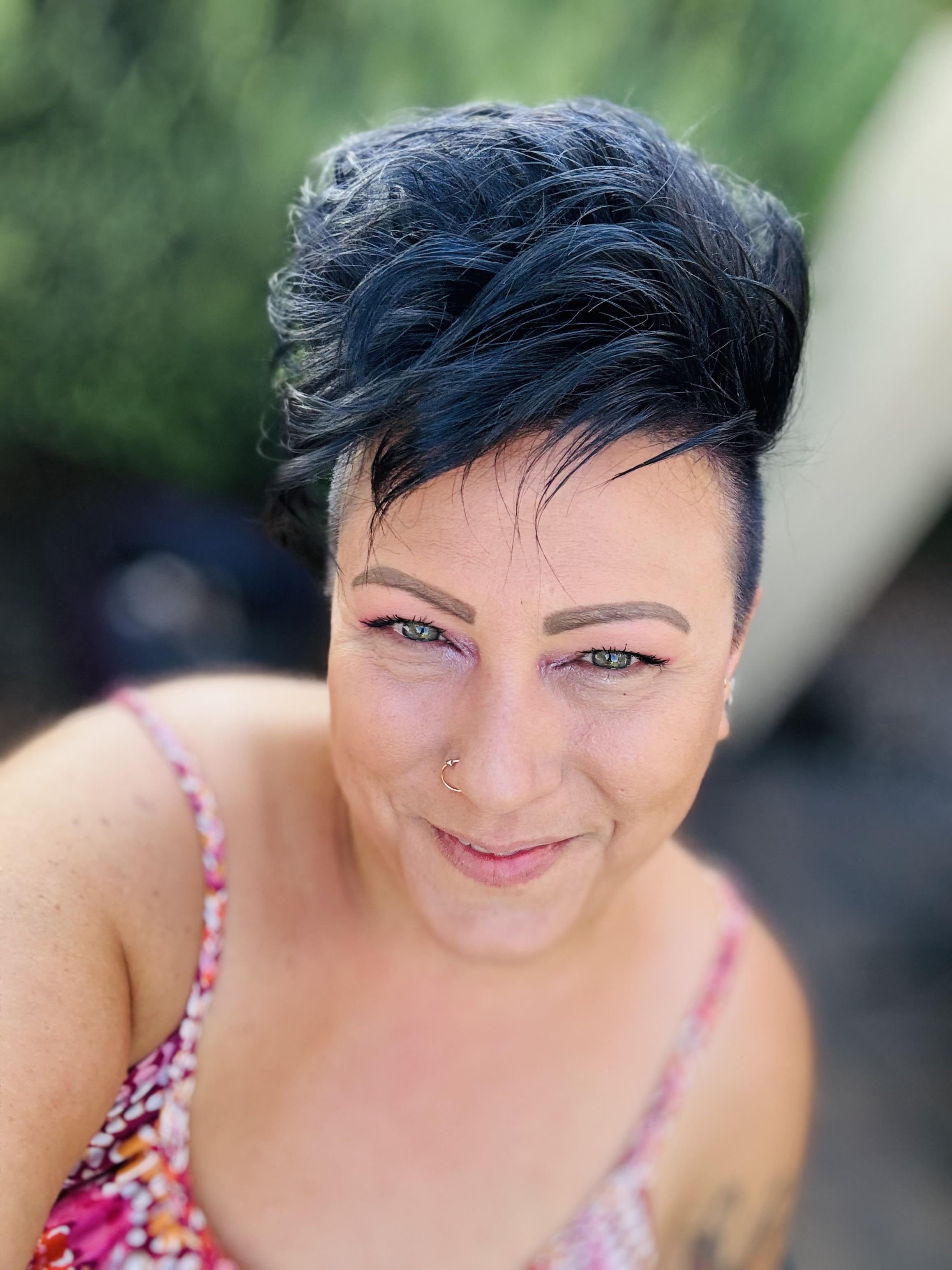 Raven haired beauty title=