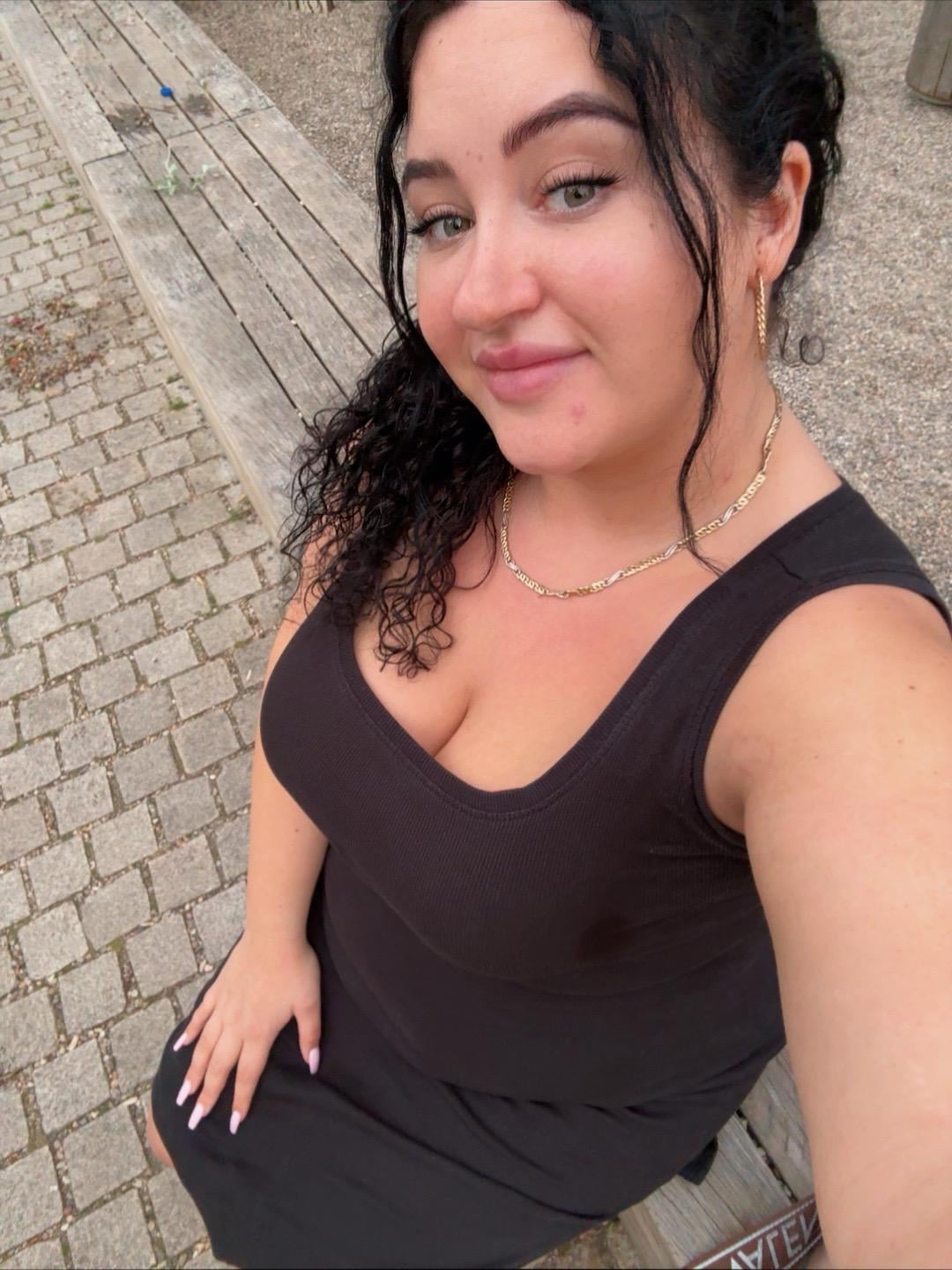 outside selfie, how do you like my dress? 🤩 title=