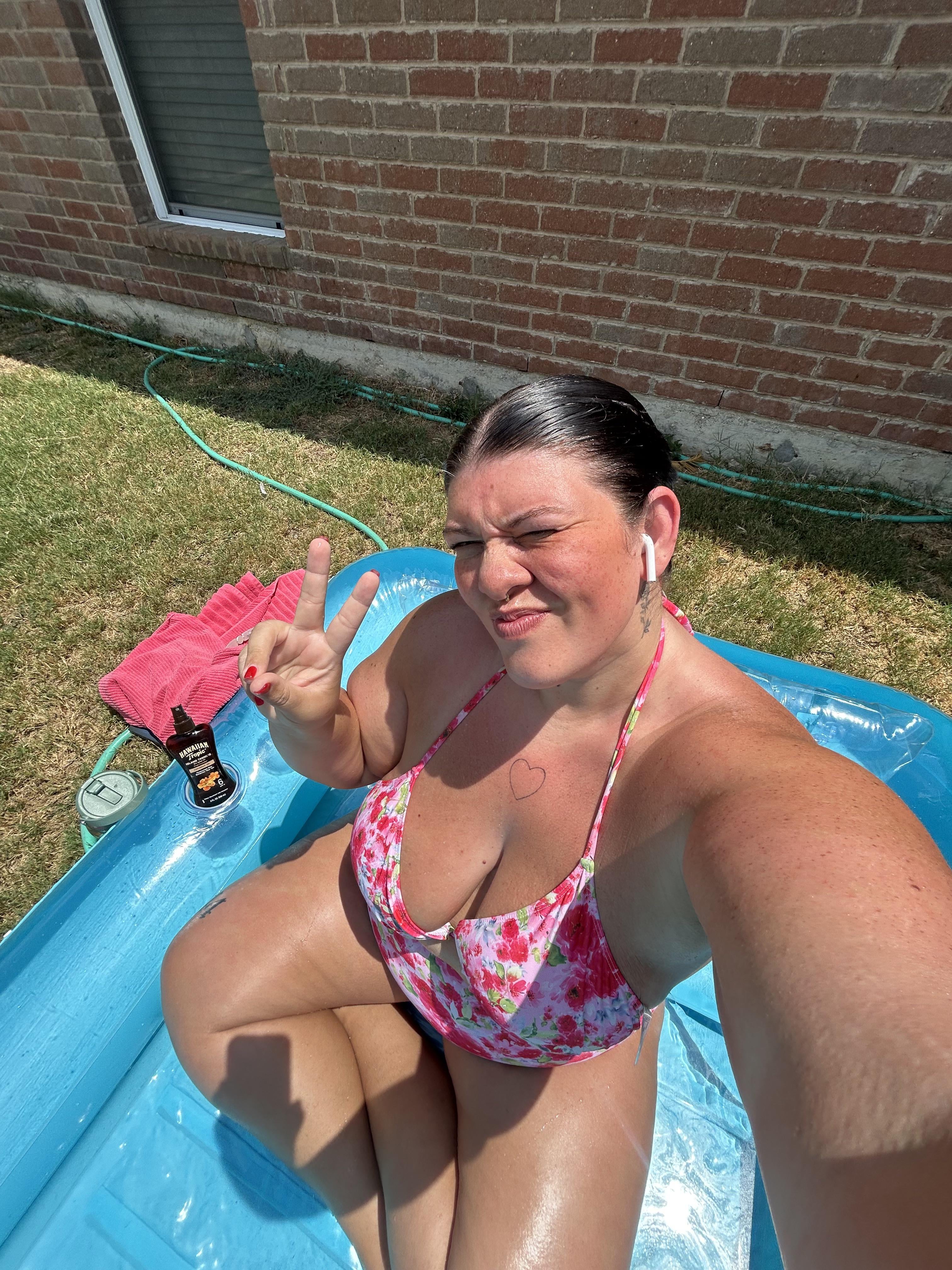 A baby pool selfie for your viewing pleasure  title=