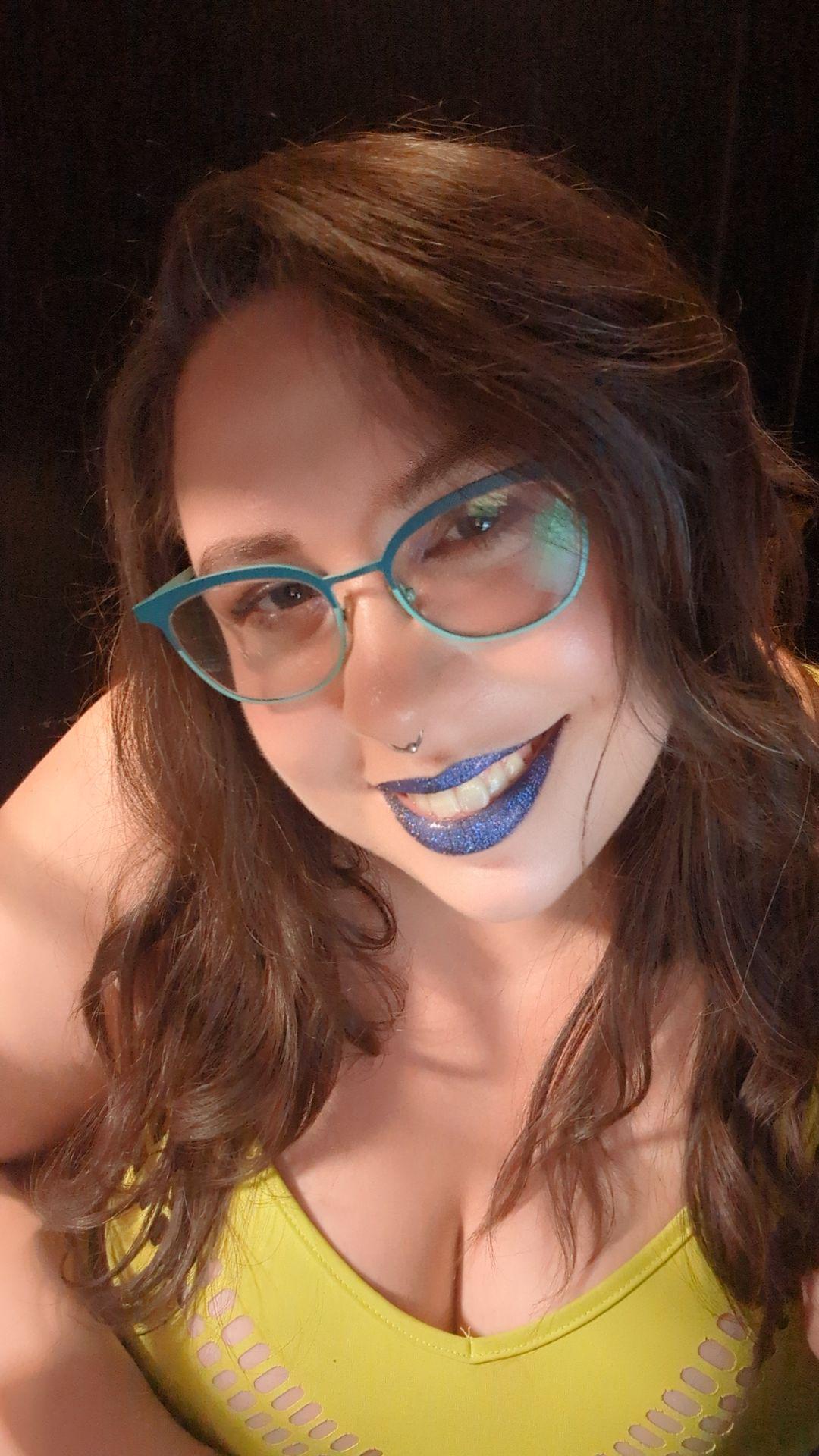 Blue glitter lipstick: the things you try when you've tried it all. 😂 title=