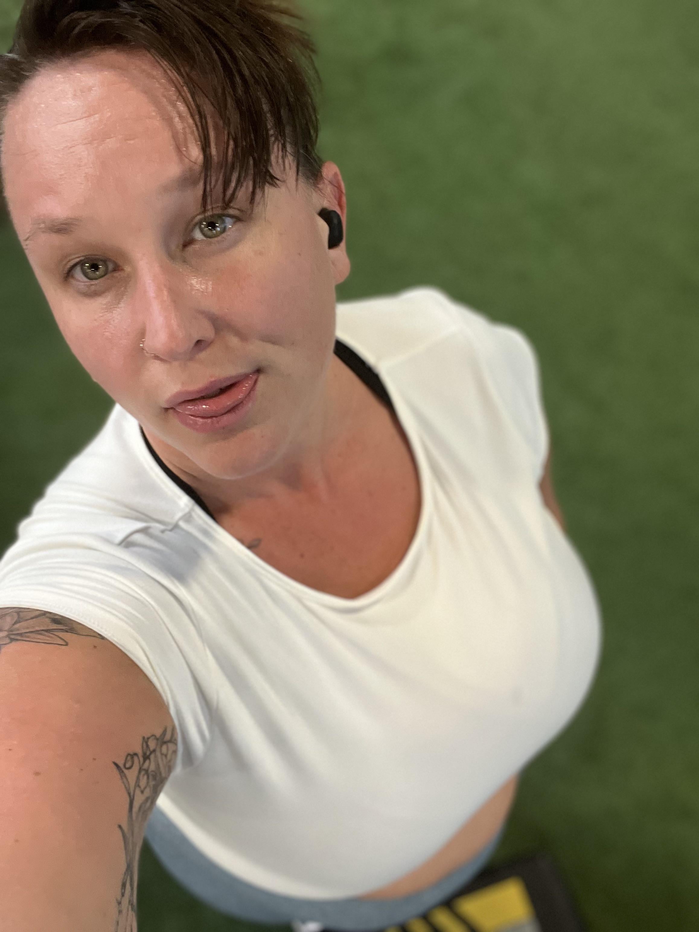 No make up, sweaty gym selfie;) title=