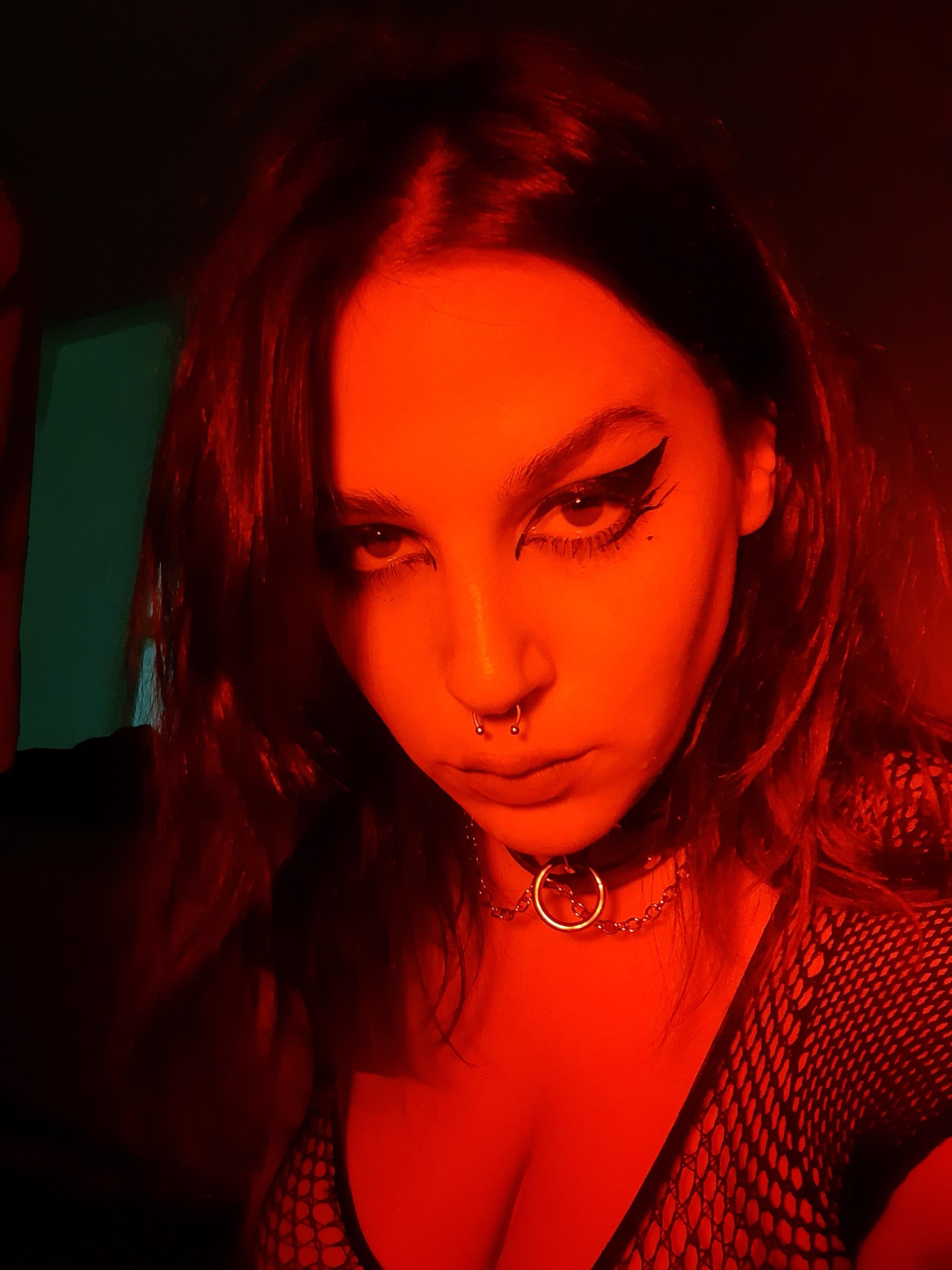 Do you think the red light suits me? title=