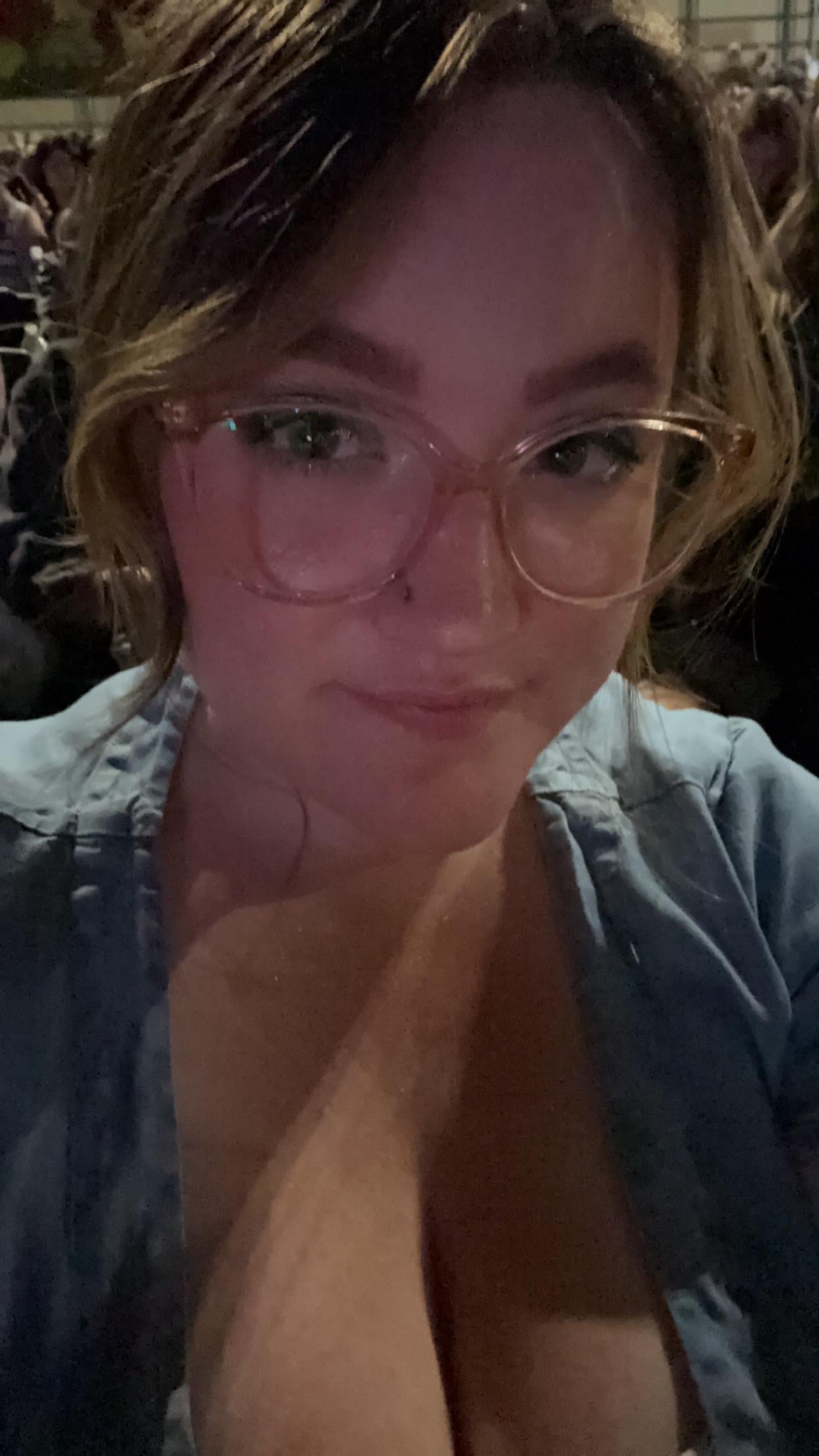 Concert selfie 🥰 title=