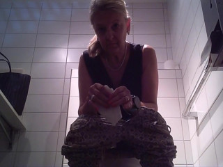your voyeur videos - Blonde mature lady peeing