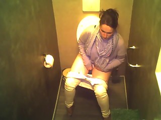 Piss – Gal pulls down white jeans and pees your voyeur videos - Gal pulls down white jeans and pees
