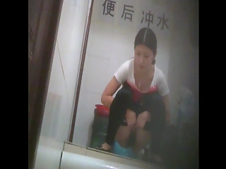 Piss – Asian pulls down her leggings and pees your voyeur videos - Asian pulls down her leggings and pees