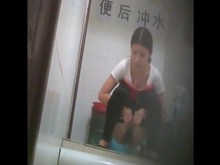 your voyeur videos - Asian pulls down her leggings and pees