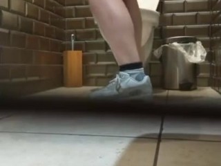 your voyeur videos - Gal pisses in wired toilet