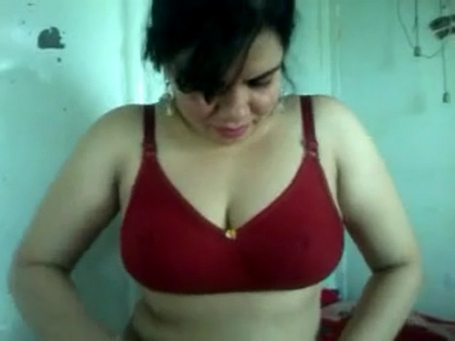 Indian - hot tamil bhabhi in red bra giving her man a blowjob