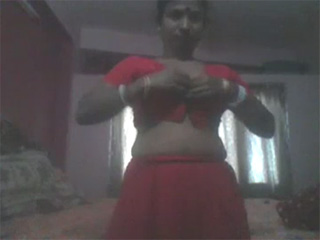 Indian - super hot mumbai bhabhi opening her red sexy blouse